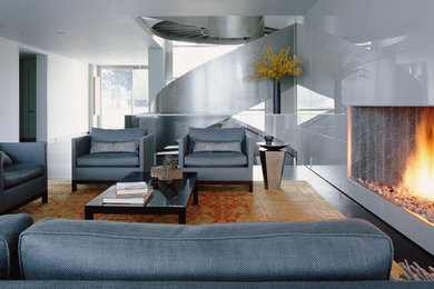 Großes, Repräsentatives, Offenes, Fernseherloses Modernes Wohnzimmer mit weißer Wandfarbe, dunklem Holzboden, Kaminumrandung aus Stein, Kamin und braunem Boden in San Francisco