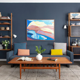 Diseño de salón con barra de bar cerrado, vintage, de tamaño medio, sin chimenea y televisor, con paredes negras, suelo de madera oscura y suelo marrón