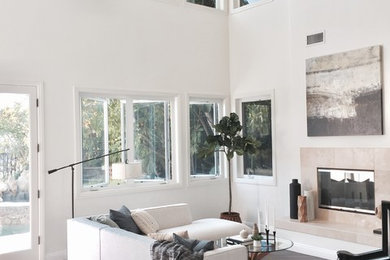 ロサンゼルスにある中くらいなトランジショナルスタイルのおしゃれなリビング (白い壁、濃色無垢フローリング、横長型暖炉、タイルの暖炉まわり) の写真