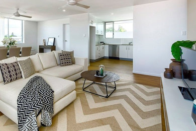 Idee per un soggiorno minimalista di medie dimensioni e aperto con pareti bianche e pavimento in laminato