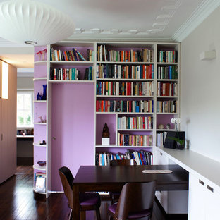 Foto di un soggiorno contemporaneo con libreria e pareti viola
