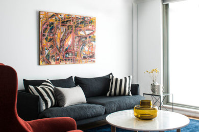 Foto på ett mellanstort eklektiskt allrum med öppen planlösning, med ett finrum, vita väggar, laminatgolv och en väggmonterad TV
