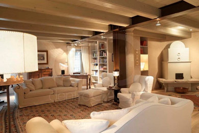 This is an example of a rustic living room in Venice.
