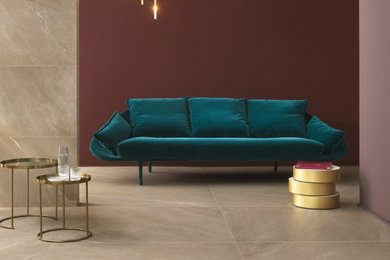 Modelo de salón contemporáneo con paredes beige, suelo de baldosas de porcelana y suelo beige