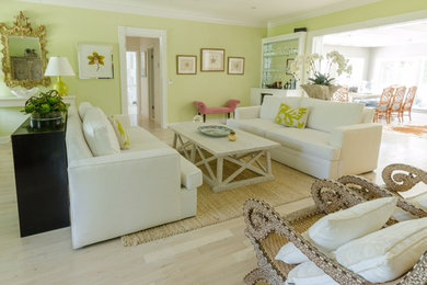 マイアミにある広いトランジショナルスタイルのおしゃれな独立型リビング (淡色無垢フローリング、暖炉なし、ベージュの床、黄色い壁) の写真
