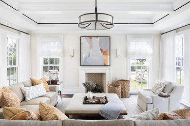 Foto di un soggiorno stile marino con sala formale, pareti beige, parquet scuro, camino classico, nessuna TV e tappeto