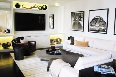 Großes, Offenes Modernes Wohnzimmer mit weißer Wandfarbe, dunklem Holzboden und Multimediawand in Los Angeles