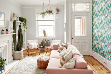 Immagine di un soggiorno eclettico con parquet chiaro, camino classico, nessuna TV e pareti multicolore