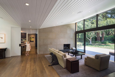 Стильный дизайн: парадная гостиная комната в стиле ретро с белыми стенами, паркетным полом среднего тона, стандартным камином и ковром на полу без телевизора - последний тренд