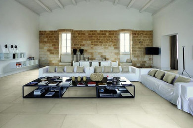 Пример оригинального дизайна: большая открытая гостиная комната в современном стиле с белыми стенами, бетонным полом и бежевым полом