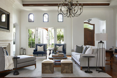 Immagine di un soggiorno stile americano con pareti bianche, parquet scuro, camino classico, TV a parete, pavimento marrone e soffitto ribassato