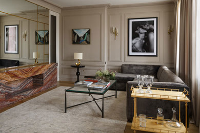 Inspiration pour un salon minimaliste de taille moyenne avec un mur beige, parquet clair, un manteau de cheminée en pierre et un sol beige.