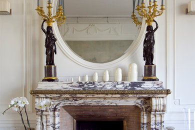 Imagen de salón cerrado clásico renovado grande sin televisor con suelo de madera clara, todas las chimeneas y marco de chimenea de piedra