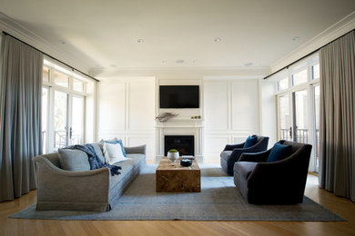 Elegant living room photo in Chicago