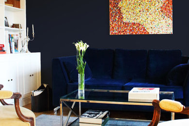 Imagen de salón para visitas abierto ecléctico de tamaño medio sin chimenea con paredes azules, suelo de madera clara y suelo beige