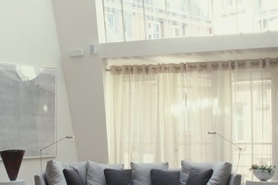 Example of a trendy living room design in Paris