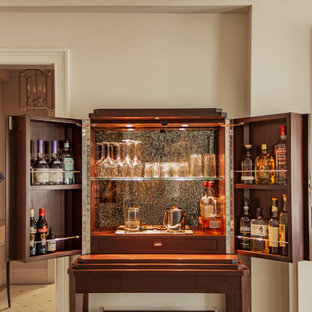 Diseño de salón con barra de bar abierto, clásico, pequeño, con paredes blancas, suelo de madera oscura, chimenea tradicional, marco de chimenea de piedra y suelo marrón
