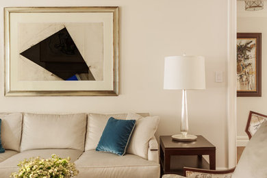 Mittelgroßes, Offenes, Repräsentatives Klassisches Wohnzimmer mit beiger Wandfarbe, dunklem Holzboden und braunem Boden in New York
