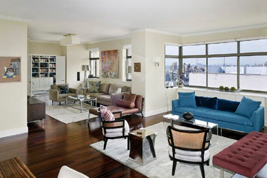 Пример оригинального дизайна: большая открытая гостиная комната в стиле неоклассика (современная классика) с скрытым телевизором, бежевыми стенами, темным паркетным полом и коричневым полом