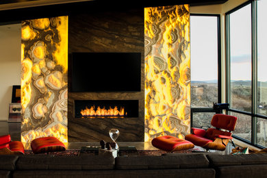 ソルトレイクシティにある高級な中くらいなトランジショナルスタイルのおしゃれなLDK (ベージュの壁、濃色無垢フローリング、標準型暖炉、石材の暖炉まわり、壁掛け型テレビ、茶色い床) の写真