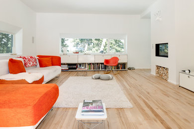 Foto de salón cerrado escandinavo de tamaño medio con paredes blancas y marco de chimenea de yeso
