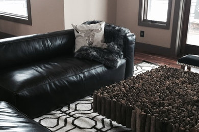 Foto de salón para visitas cerrado moderno de tamaño medio sin chimenea y televisor con paredes beige, suelo de madera oscura y suelo marrón