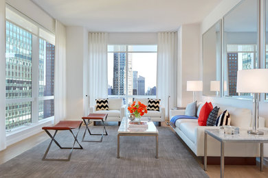 На фото: открытая гостиная комната среднего размера в стиле модернизм с белыми стенами и светлым паркетным полом с