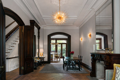 Repräsentatives, Abgetrenntes Klassisches Wohnzimmer mit weißer Wandfarbe, dunklem Holzboden und Kamin in New York