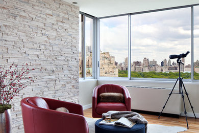 Mittelgroßes, Repräsentatives, Fernseherloses, Offenes Modernes Wohnzimmer ohne Kamin mit beiger Wandfarbe, braunem Holzboden und braunem Boden in New York
