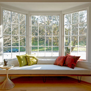 Mid-Century Wohnzimmer mit weißer Wandfarbe und braunem Holzboden in San Francisco