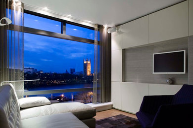 Mittelgroßes, Repräsentatives, Offenes Modernes Wohnzimmer ohne Kamin mit weißer Wandfarbe, hellem Holzboden und Multimediawand in London