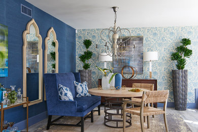 Mittelgroßes Klassisches Esszimmer mit blauer Wandfarbe, hellem Holzboden und beigem Boden in Los Angeles