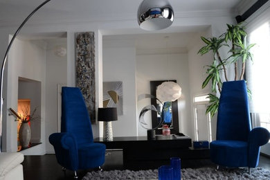 Immagine di un soggiorno bohémian di medie dimensioni e aperto con sala formale, pareti blu, parquet scuro, nessun camino, nessuna TV e pavimento nero