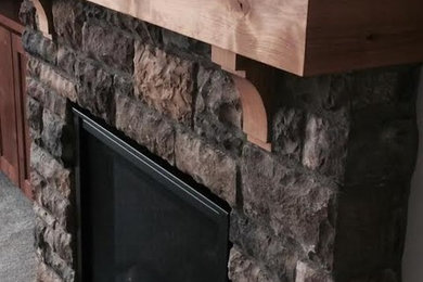 ポートランドにあるお手頃価格の中くらいなトラディショナルスタイルのおしゃれなLDK (白い壁、カーペット敷き、標準型暖炉、石材の暖炉まわり、ベージュの床) の写真