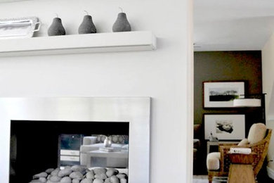 Foto de salón contemporáneo con chimenea de doble cara, marco de chimenea de yeso y suelo blanco