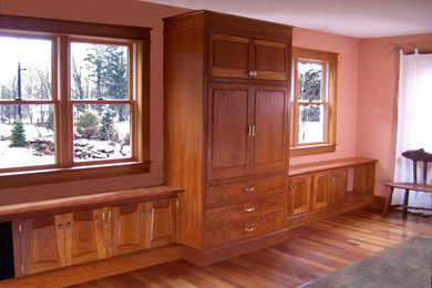 Cette image montre un salon craftsman de taille moyenne et ouvert avec un mur rose, un sol en bois brun et aucune cheminée.