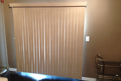 Foto di un soggiorno minimal di medie dimensioni con pareti beige e parquet scuro