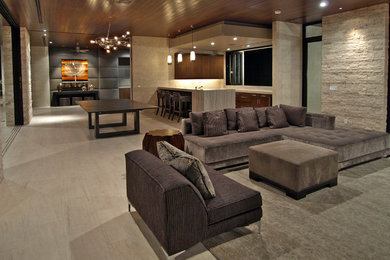 Großes, Offenes Modernes Wohnzimmer ohne Kamin mit beiger Wandfarbe, Porzellan-Bodenfliesen und beigem Boden in Las Vegas