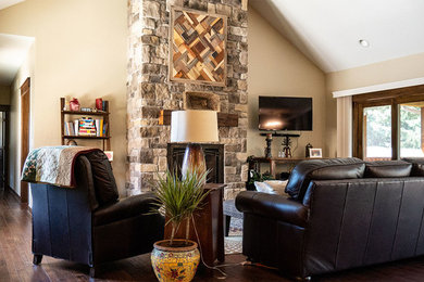 Mountain style living room photo in Milwaukee
