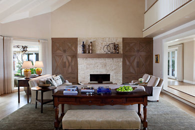 Imagen de salón para visitas abierto contemporáneo grande sin televisor con paredes beige, suelo de madera clara, todas las chimeneas y marco de chimenea de piedra