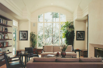 Mittelgroßes, Repräsentatives, Fernseherloses, Abgetrenntes Modernes Wohnzimmer mit beiger Wandfarbe, hellem Holzboden, Kamin und Kaminumrandung aus Stein in San Francisco
