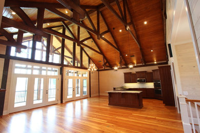 Imagen de salón abierto tradicional extra grande con suelo de madera clara