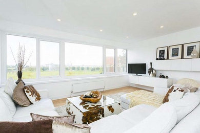 Design ideas for a contemporary living room in Hampshire.