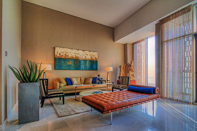 Imagen de salón para visitas abierto tradicional renovado grande con paredes beige y suelo de mármol