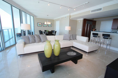 Modelo de salón para visitas abierto contemporáneo de tamaño medio con paredes beige, suelo de baldosas de porcelana y suelo beige