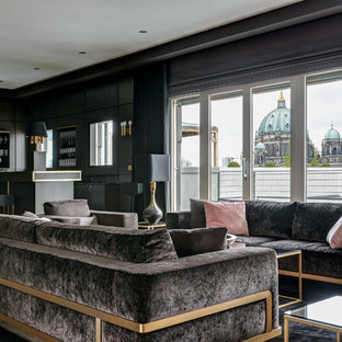 Großes Modernes Wohnzimmer im Loft-Stil mit schwarzer Wandfarbe, braunem Holzboden und beigem Boden in Berlin