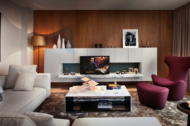 Ejemplo de salón contemporáneo grande con paredes blancas, suelo de madera en tonos medios y televisor independiente