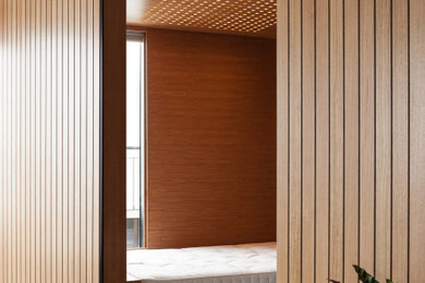 Foto de salón con barra de bar abierto ecléctico de tamaño medio sin chimenea con paredes verdes, suelo de cemento, pared multimedia y suelo gris