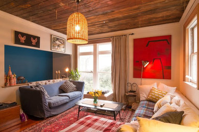Источник вдохновения для домашнего уюта: гостиная комната среднего размера в стиле фьюжн с паркетным полом среднего тона и красивыми шторами