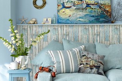 Modelo de salón costero con paredes azules, moqueta y suelo blanco